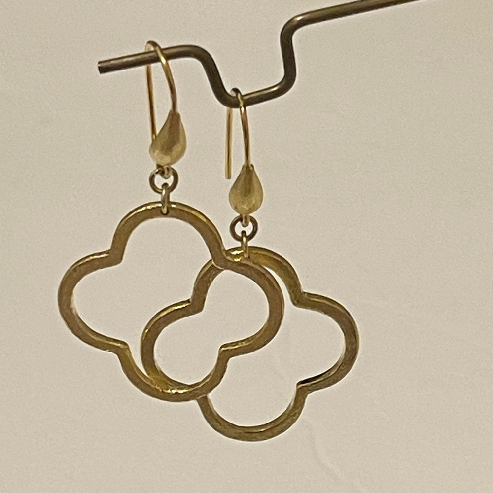 Rivka Friedman Satin Gold Clover Drop Earrings NWOT - Picture 2 of 2